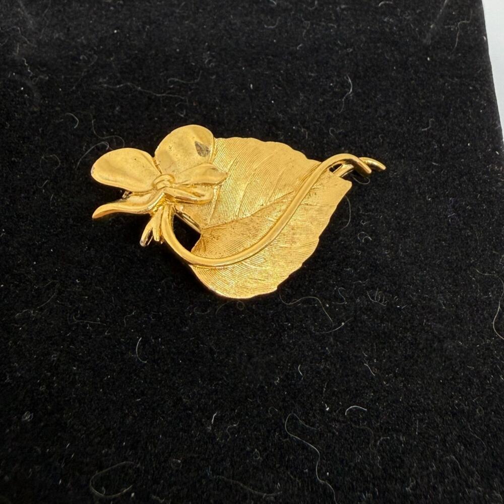 VINTAGE TRIFARI Gold Tone Leaf Flower Brooch Signed Textured Floral Pin 2 in MCM